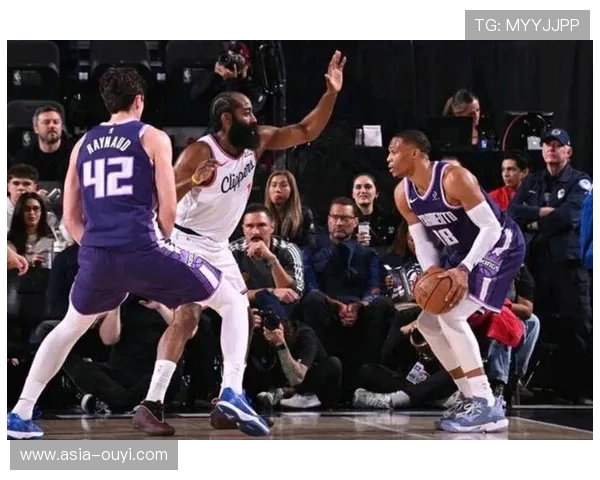 快船挑战太阳，莱昂纳德与狄龙对位成攻防较量焦点