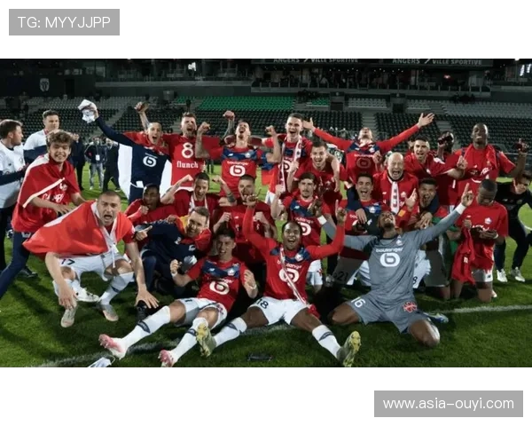 尼斯门将扑出里昂必进球后怒吼鼓舞队友，但最终未能阻止失利